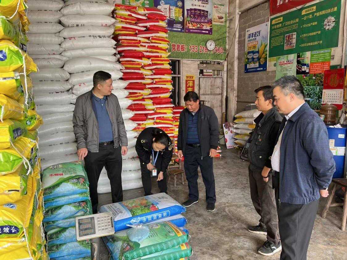 護(hù)航春耕 保障質(zhì)量——橋圩供銷社聯(lián)合港南區(qū)市場(chǎng)監(jiān)督管理局開展春季農(nóng)資專項(xiàng)檢查行動(dòng)